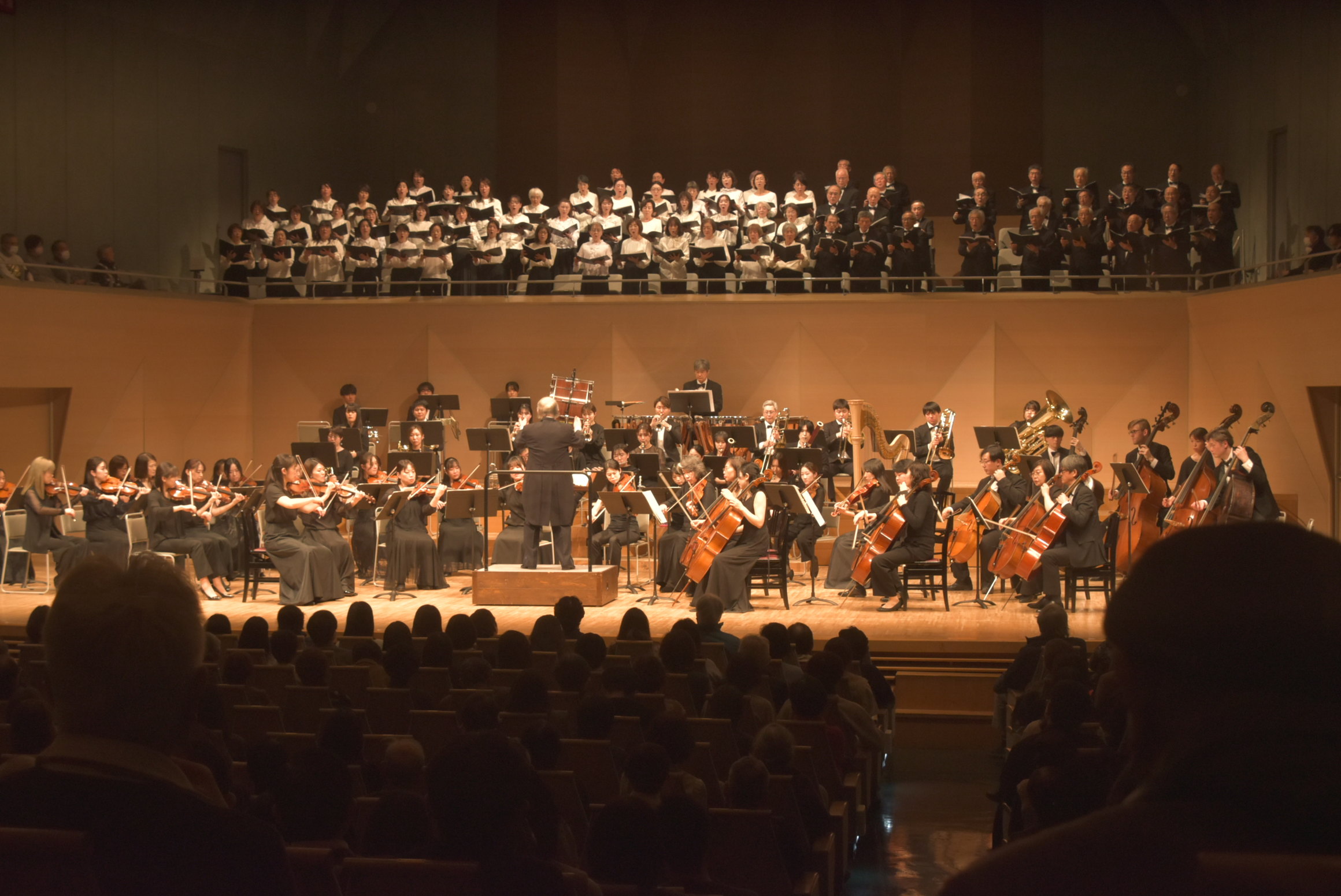 イバラキ・ニュー フィルハーモニックと合唱隊の公演の様子