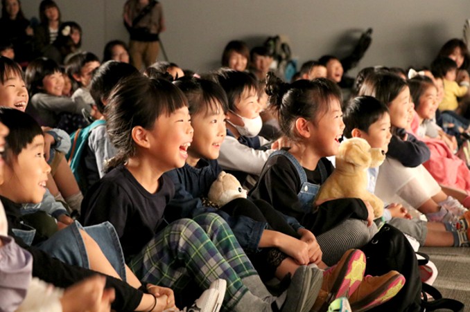 客席で笑顔になる子どもたち